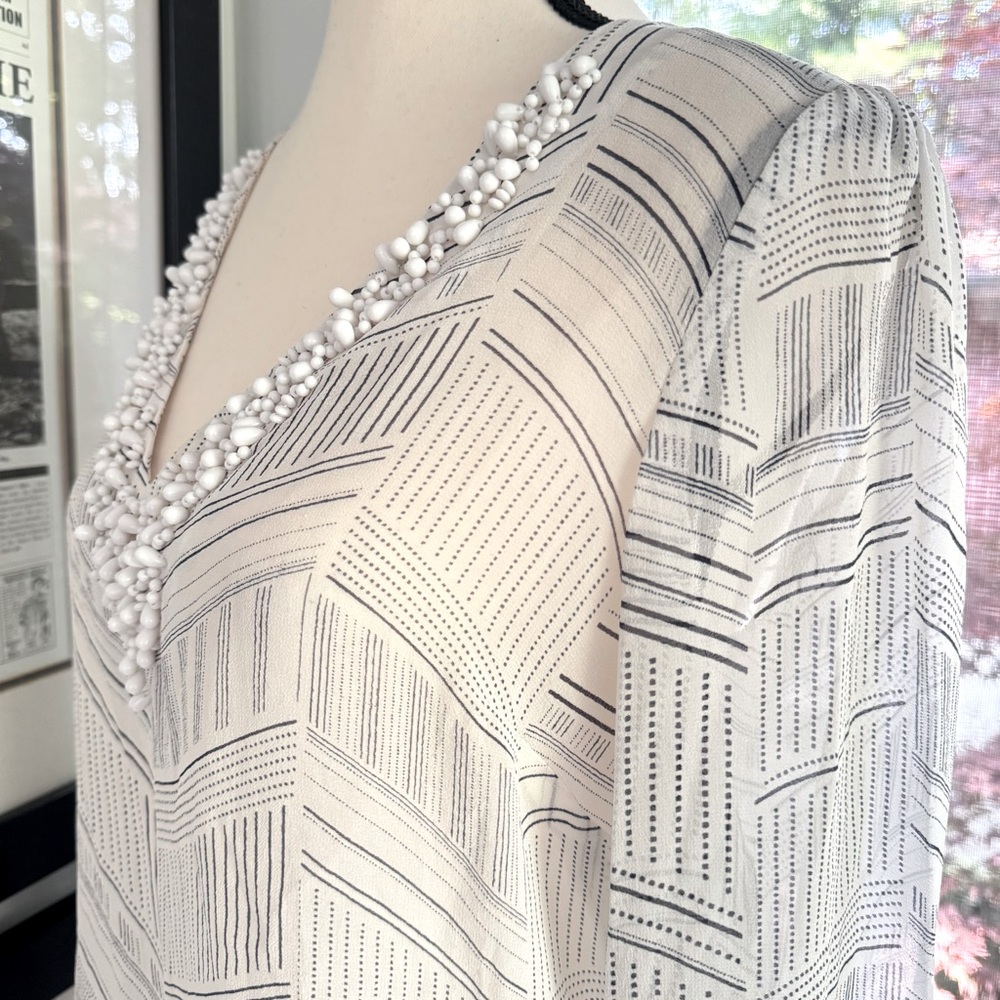 Banana Republic White Silk Blouse Navy Pattern Beaded V-Neck Size Medium - Picture 6 of 15
